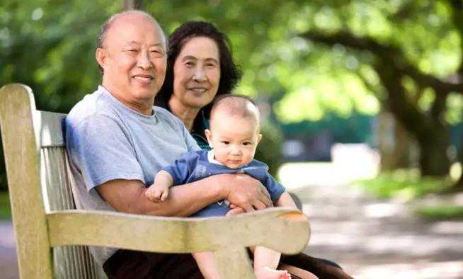 亲家彩礼要2万我们主动提房子加名，半年后老伴住院，庆幸做对了