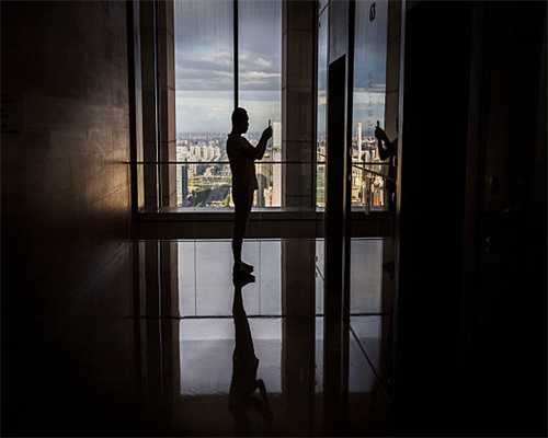 课桌椅秒“变”床 学生可“舒服躺睡” 泰安市实验学校博城学校破解午休难题