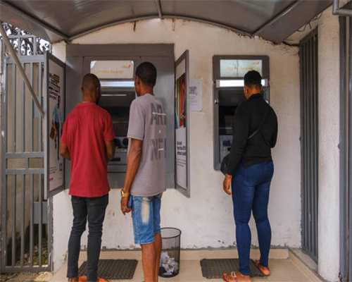 三家停产企业工业原料散乱堆放污染环境