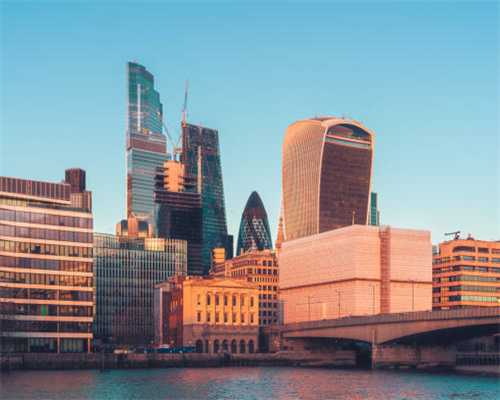 这位民警成为了网红“打卡地”的一张服务名片，很有国际范儿~