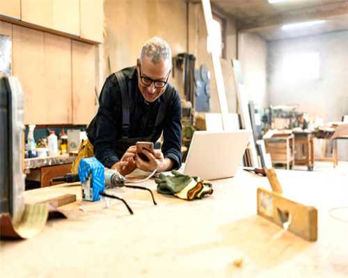 “慢慢说，我们就是来给你想办法的”